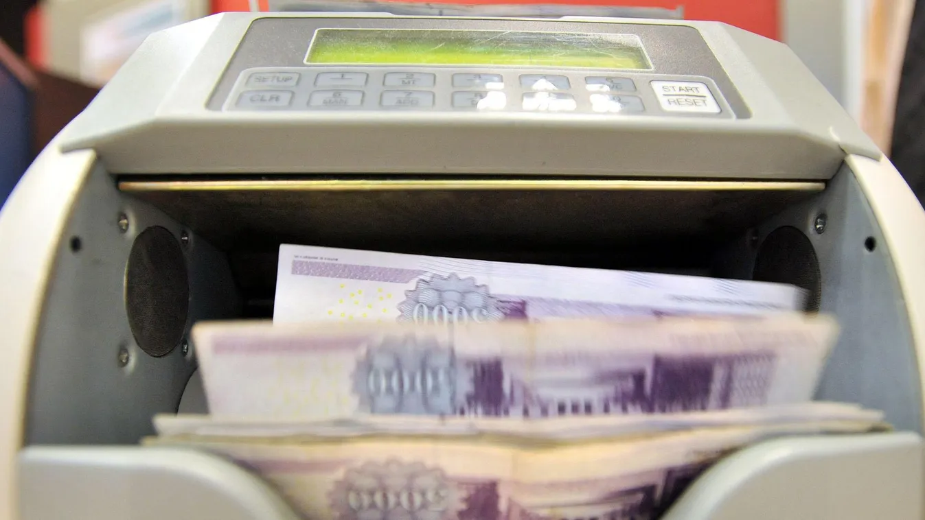 .
Egy bankjegyszámláló gép ötezer forintos bankjegyeket számol az FHB Bank XIII. kerületi Váci úti bankfiókjában.
MTI Fotó: Máthé Zoltán 