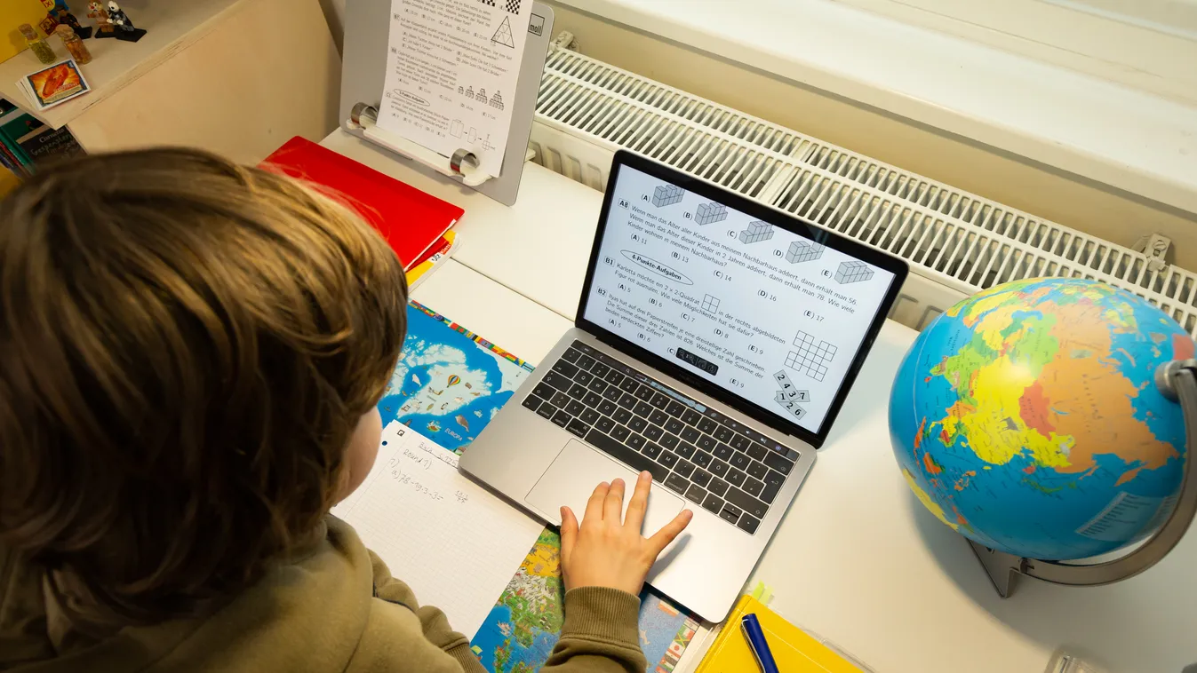 Coronavirus - School lessons at home koronavírus korona vírus Németország  betegség fertőzés oktatás távoktatás iskola számítógép laptop otthoni otthon földrajz földgömb Németország elearning e-learning digitális tanrend 