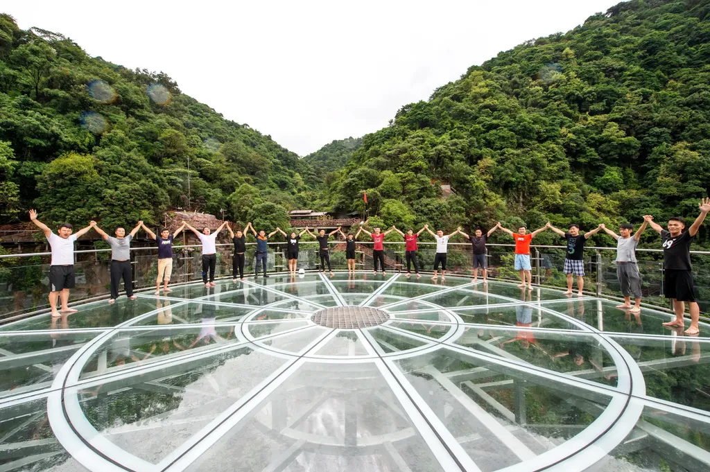 Üvegpadlós kilátó, Kína, Kulunghszia, Csingjüan

Yun Tian Bo Ba, Gulongxia  Guangdong Qingyuan Qingxin glass platform glass platform 