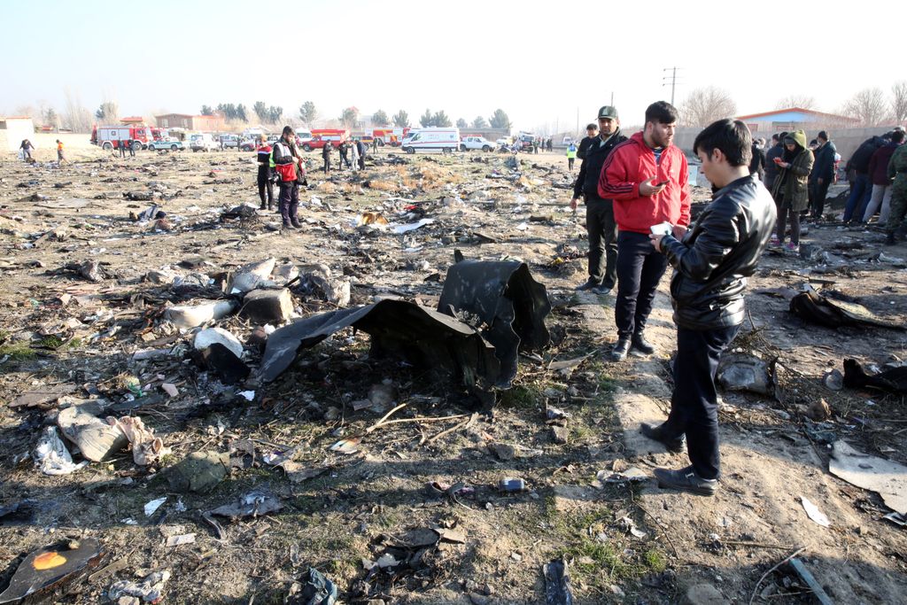 Sahriár, 2020. január 8.
Mentőegységek dolgoznak egy Boeing 737-es típusú ukrán utasszállító repülőgép roncsdarabjainál az iráni Sahriár város közelében 2020. január 8-án, miután a légi jármű hajnalban lezuhant 167 utassal és 9 fős személyzettel a fedélzetén, kevéssel a teheráni Khomeini Imám repülőtérről történt felszállás után. A szerencsétlenséget senki sem élte túl.
MTI/EPA/Abedin Taherkenareh 