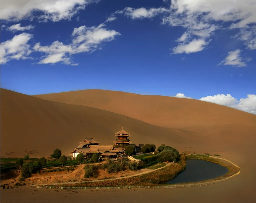 Holdsarló tó Kína  Dunhuang China Chinese Gansu Dunhuang Singing-Sand Dunes Crescent Moon Lake Yueyaquan Horizontal SQUARE FORMAT 