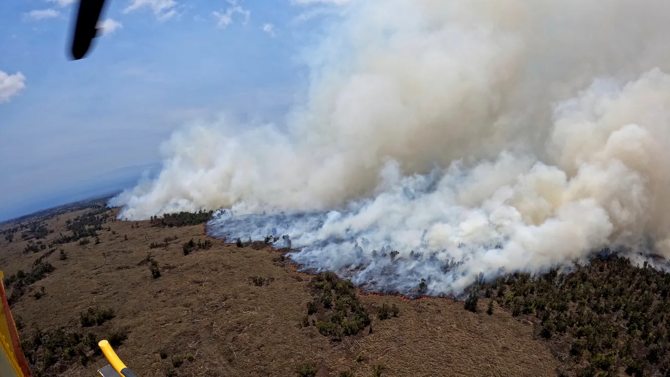 Waikoloa, 2022. augusztus 12.
A Hawaii Föld- és Természeti Erőforrások Minisztériuma által közreadott képen tűz pusztít Waikoloa falu közelében Hawaii Nagy Szigetén 2022. augusztus 11-én. A lángok házakat nem fenyegetnek, de az erős szél és a szárazság ne