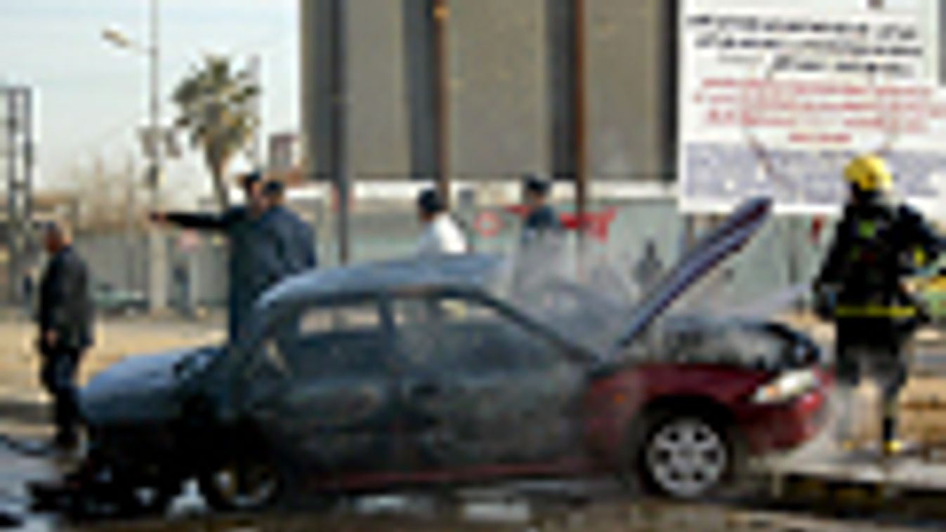 robbantásos merényletek Irakban, pokolgépes támadássorozat, tűzoltók egy felrobbant autó mellett Kirkuk városban