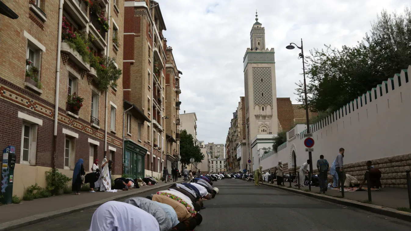 Horizontal PRAYER RELIGIOUS PRACTICE STREET ISLAMIC RELIGION MOSQUE RELIGIOUS BUILDING 