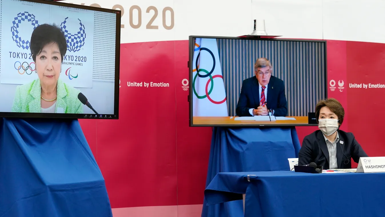 MARUKAVA, Tamajo; HASIMOTO, Szeiko; BACH, Thomas Tokió, 2021. április 28.
Thomas Bach, a Nemzetközi Olimpiai Bizottság, a NOB elnöke (a képernyőn, hátul) beszédét hallgatja Koike Juriko tokiói kormányzó (b, a képernyőn) és Hasimoto Szeiko, a 2020-as tokió