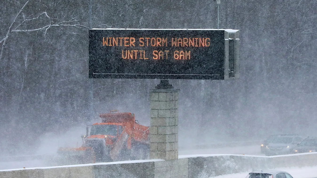 Madison, 2022. december 22.
Hóviharra figyelmeztető felirat egy autópályán, a Wisconsin állambeli Madisonben 2022. december 22-én, amikor téli viharok okoznak közlekedési nehézségeket és áramkimaradásokat az Egyesült Államok északkeleti államaiban.
MTI/AP