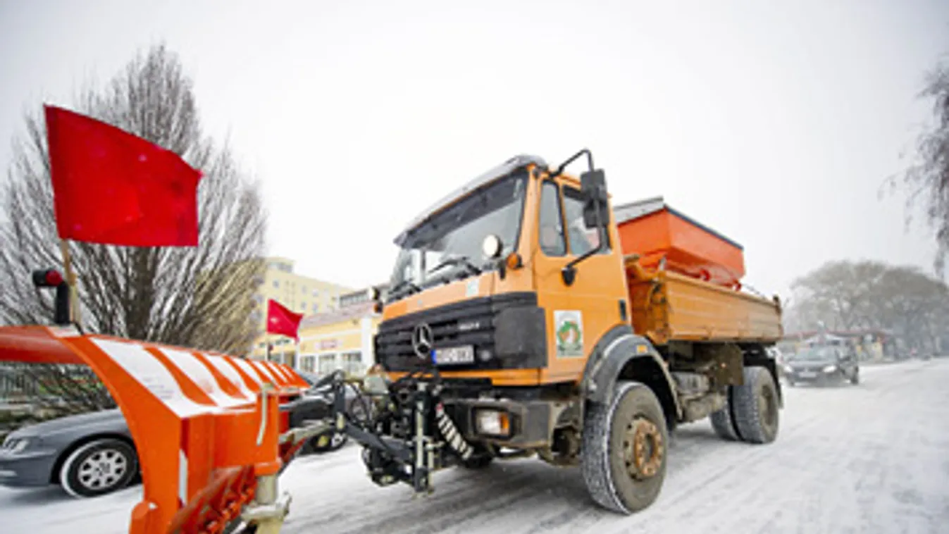 Havazás Békés megyében, Hókotró jármű dolgozik a behavazott úton Orosháza belvárosában. Békés megyébe -12 Celsius-fokos hideg és orkán erejű szél kíséretében érkezett meg a havazás