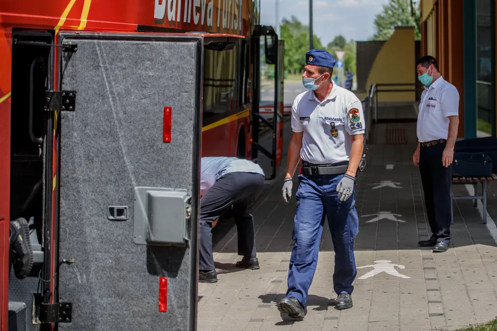 Röszke, határ, határátkelő, ellenőrzés, koronavírus, 2020.07.15., maszk, arcmaszk, védőmaszk, kesztyű, védőfelszerelés, rendőr, rendőrség 