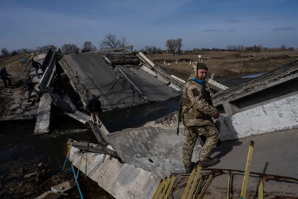Ukrán válság 2022, ukrán, orosz, háború, orosz-ukrán háború, ukrán konfliktus, Ukrajna, Brovari, lerombolt híd, ukrán katona 