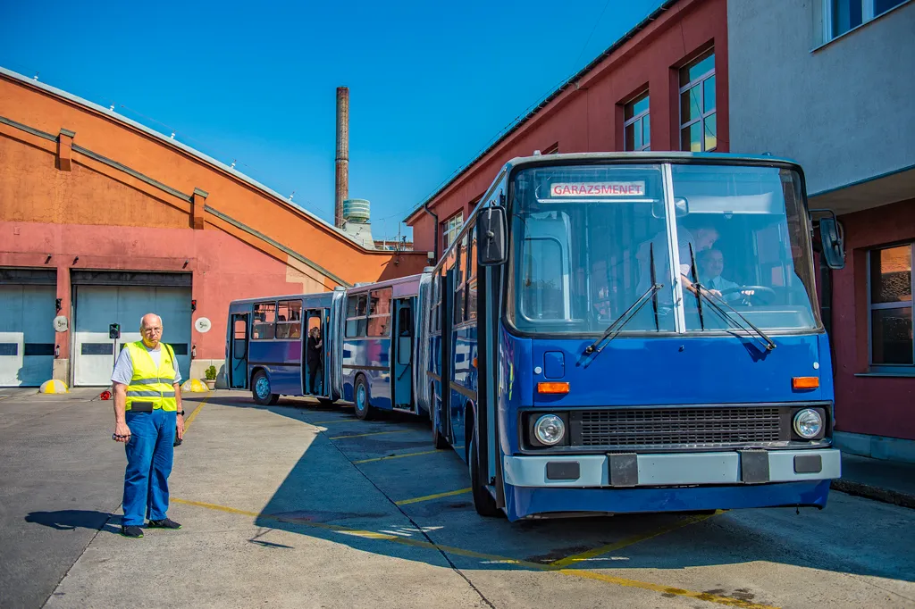 BKV Zrt., duplacsuklós Ikarus 293 replika, busz, autóbusz, kelenföldi buszgarázs, 