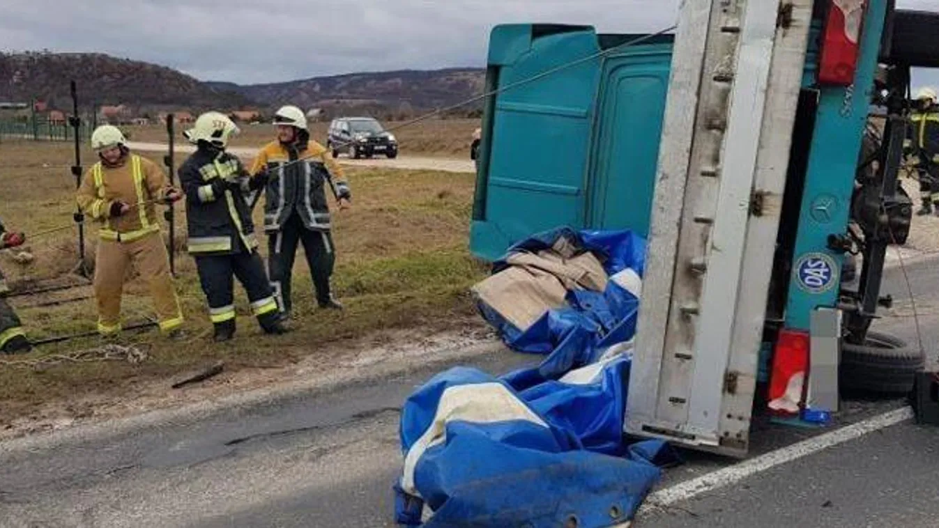 szélvihar, Pótkocsis kisteherautót borított fel az orkán erejű szél február 4-én délben Csákvár és Zámoly között. A jármű pótkocsija leszakadt, és a szántóföldön az oldalára dőlt. 