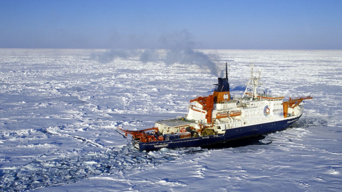 Icebreaker 'Polarstern' HUM Human-Interest Nature AERIAL VIEW exterior geography ICE ICEBREAKER HORIZONTAL 