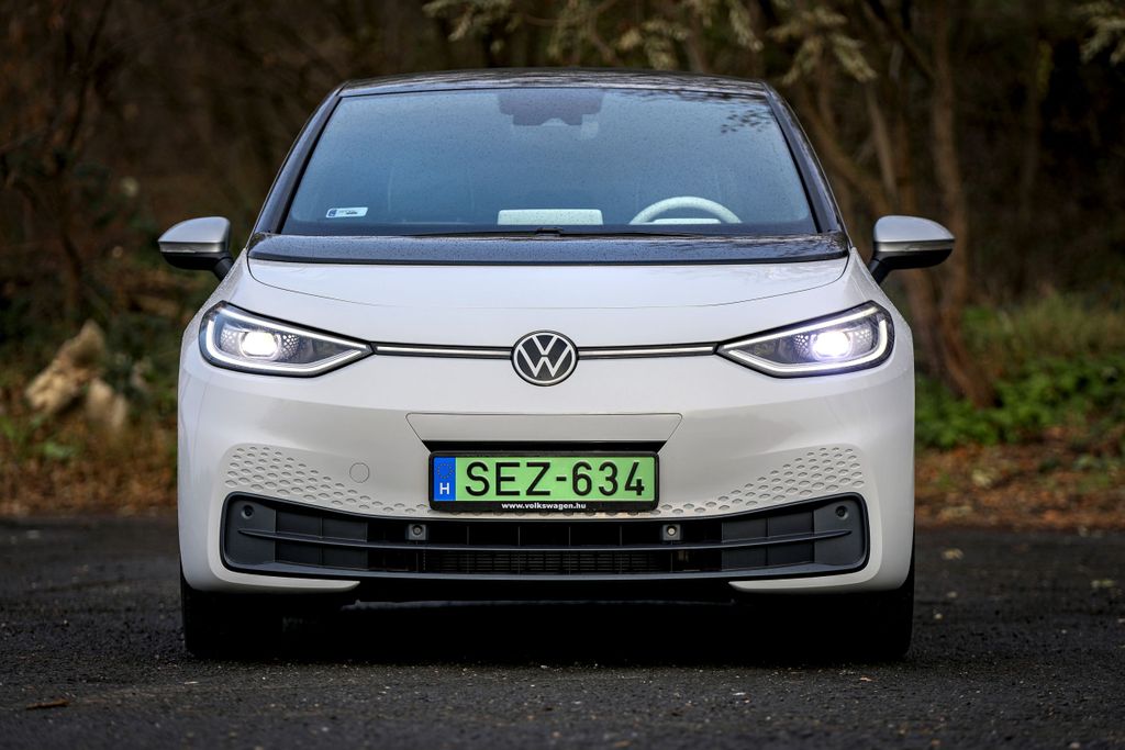 Volkswagen ID3 teszt és interjú a designerrel, Fogarasi-Benkő Lászzlóval 2020 december 4-én Volkswagen ID. 3 teszt és interjú a designerrel, Fogarasi-Benkő Lászzlóval 2020 december 4-én 