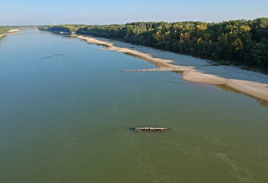 Alacsony a Duna vízállása, Hajóroncs, Vámosszabadi, Duna, folyó, aszály, vízállás 