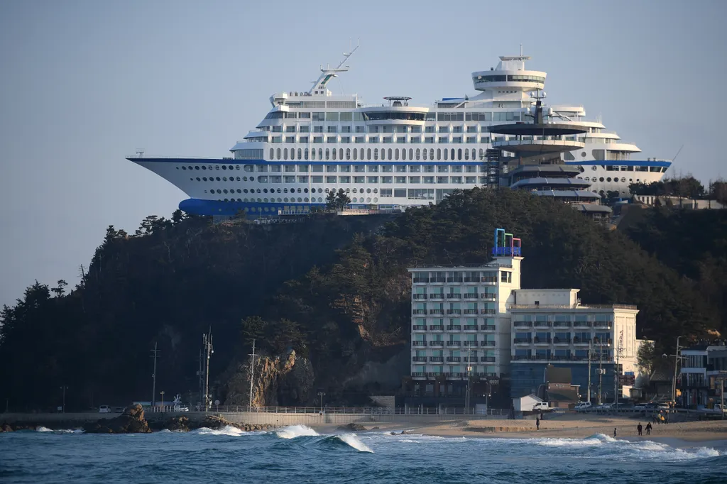 A 10 legkülönlegesebb hotel SUN CRUISE RESORT, SOUTH KOREA  World countries. South Korea ship hotel tourism landscape travel liner HORIZONTAL 