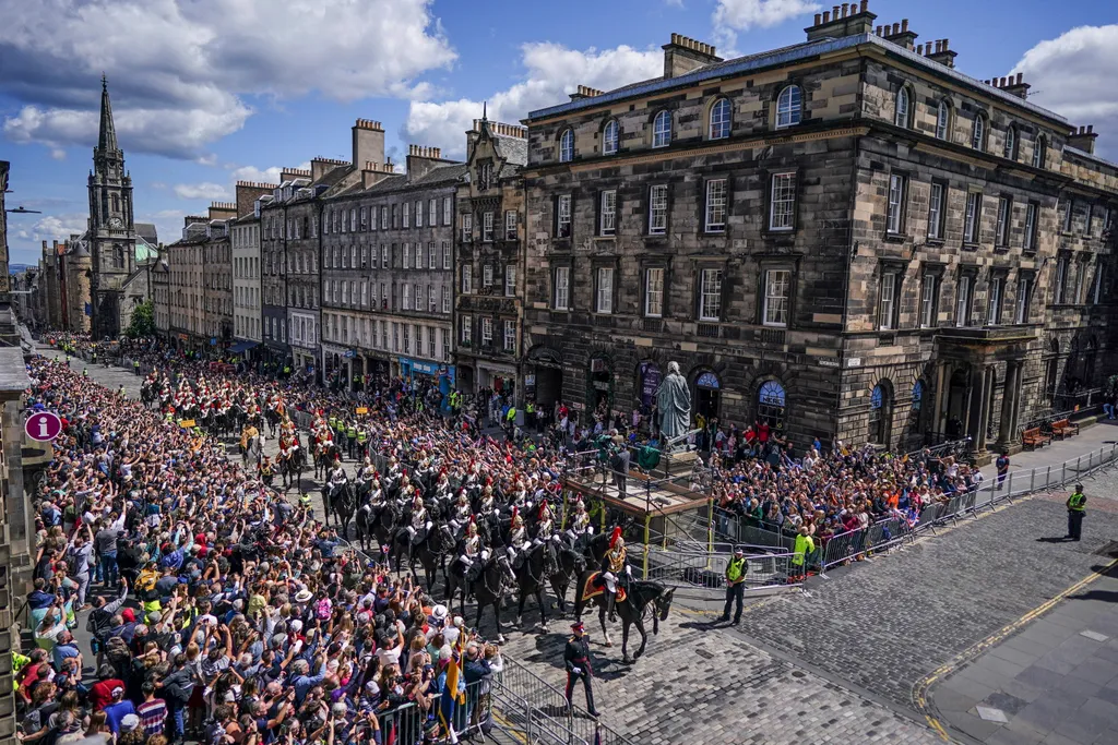 Skócia koronázás III Károly  
A brit királyi lovastestőrség tagjai haladnak az edinburgh-i Royal Mile úton a III. Károly brit király koronázása tiszteletére tartott háladó istentisztelet előtt 2023. július 5-én. A hagyomány szerint a brit uralkod 