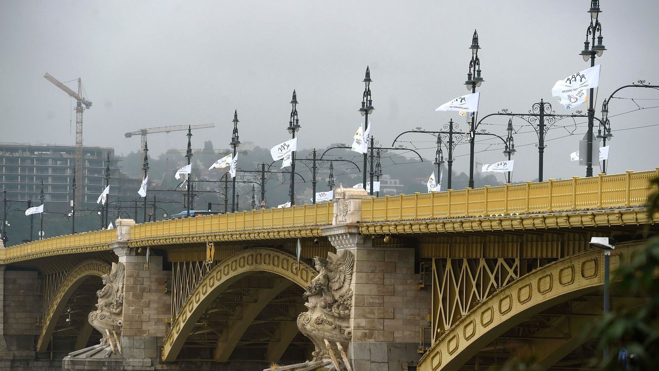 "családbarát ország" zászlók, Budapest, Margit híd, zászló 