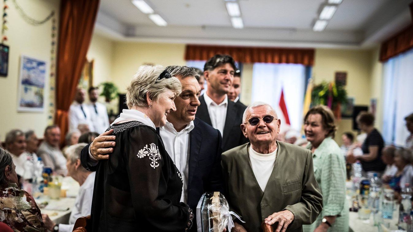 Orbán Viktor az idősek klubjában 