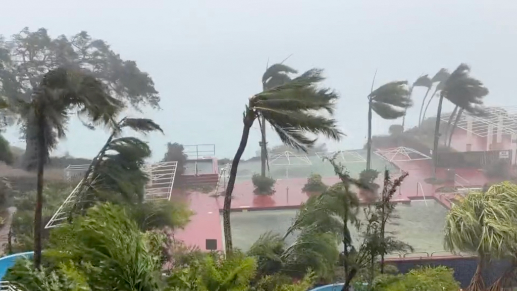 tájfun Tumon öböl Egyesült Államok Guam  Le typhon Mawar fonce sur l'île américaine de Guam dans le Pacifique Horizontal 
