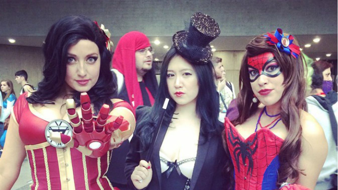 Iron Woman, Zatanna és egy Pókember-jelmezbe bújt hölgy 