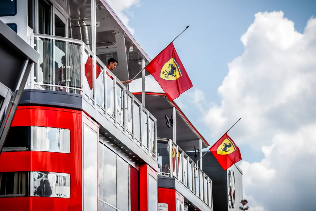 Előkészületek a Forma-1-es Magyar Nagydíjra, félárbocon Ferrari-zászló 