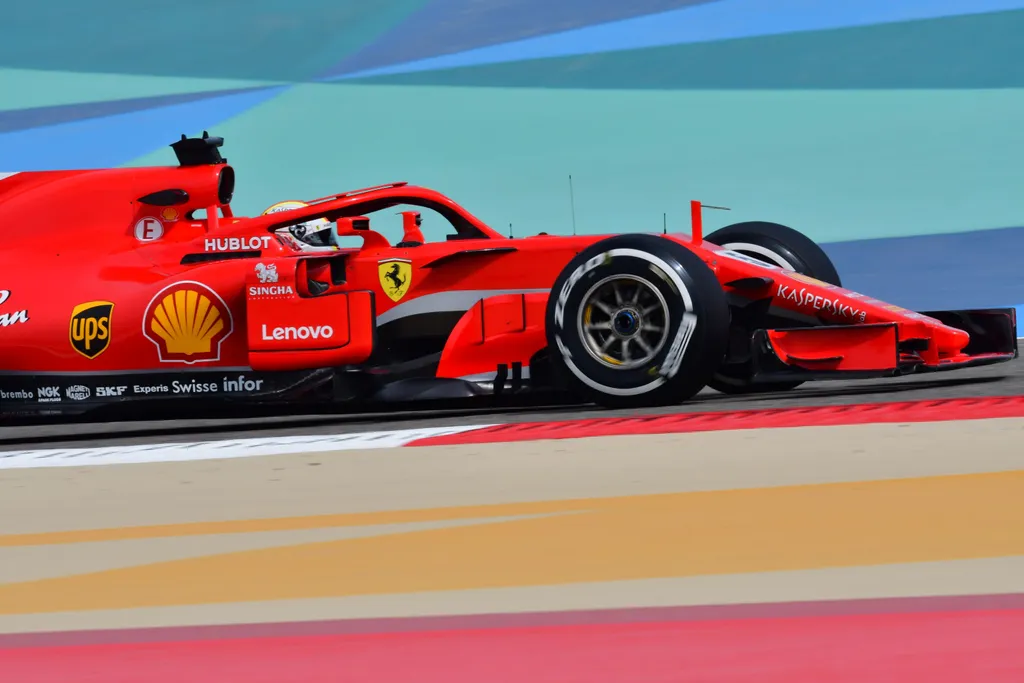 A Forma-1-es Bahreini Nagydíj pénteki napja, Sebastian Vettel, Ferrari 