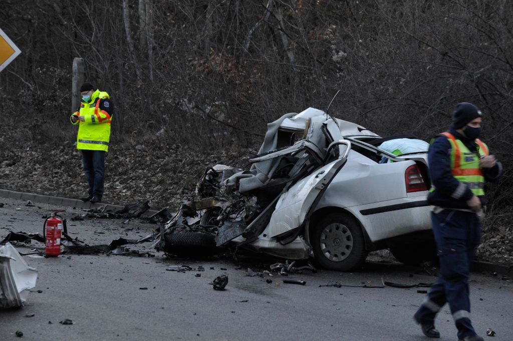 Gödöllő, 2021. január 21.
Ütközésben összetört személygépkocsi Gödöllőnél, a 3-as úton 2021. január 21-én. Az autó sofőrje ismeretlen okból sávot váltott, majd összeütközött egy busszal. A férfi a helyszínen meghalt, a busz sofőrje és a jármű tizenhat utasa könnyebb sérüléseket szenvedett a balesetben.
MTI/Mihádák Zoltán 