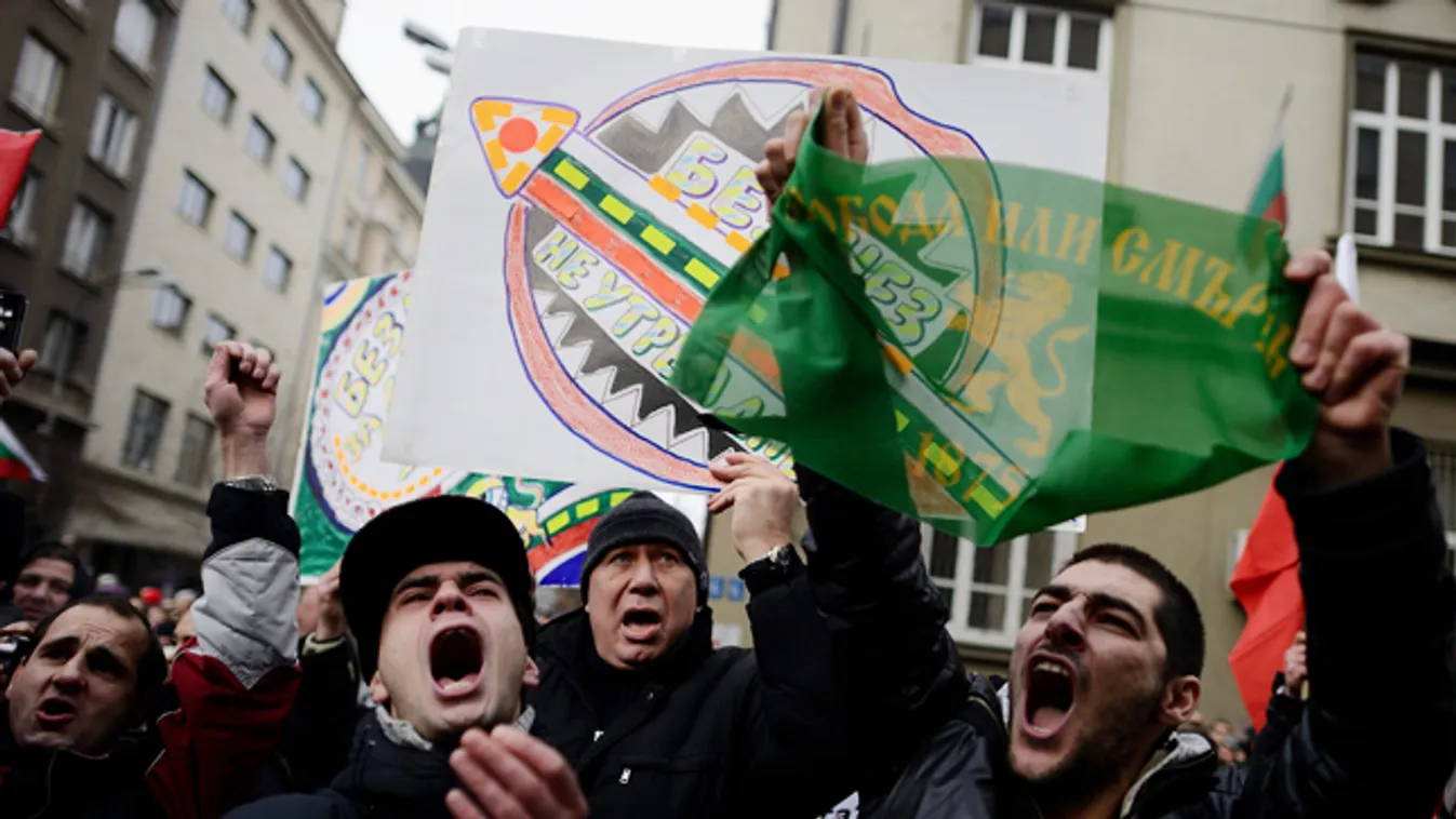 Tüntetők skandálnak jelszavakat tiltakozásul a magas áramdíjak miatt Szófiában 2013. február 17-én, tüntetés, demonstráció bulgária