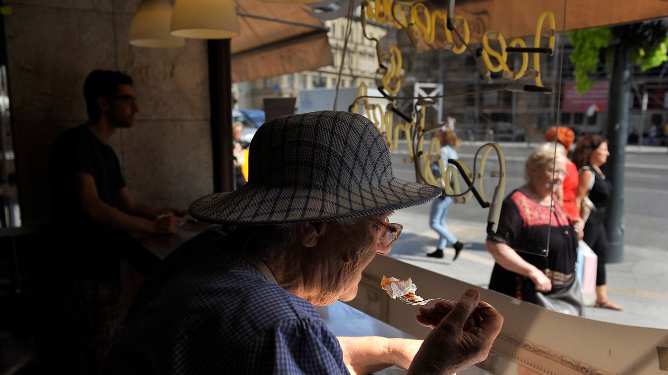 bezárás cukrászda eszik idős nő Jégbüfé kávézó SZEMÉLY vendég 