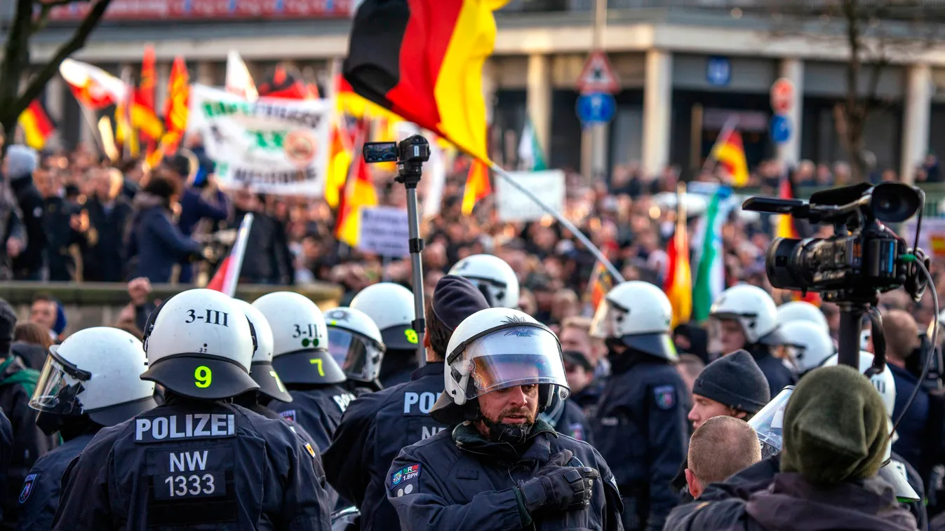 POL PEGIDA Protest Kundgebung Demonstranten DEMONSTRATION Politik POLITICS SQUARE FORMAT PEGIDA rally and counter protest in Cologne, Germany. January 09, 2016./picture alliance 