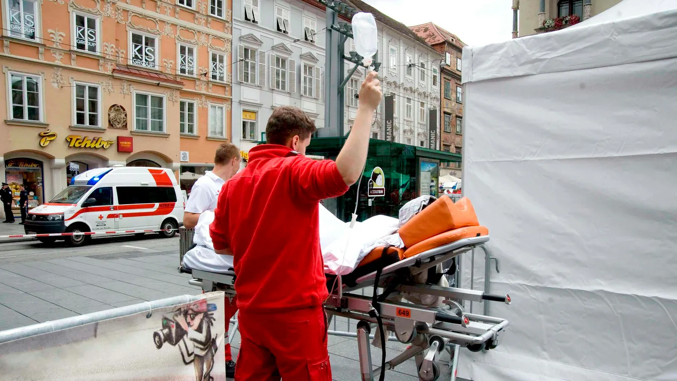 Graz, 2015. június 20.
Egy sérültet visznek mentősök Graz belvárosában 2015. június 20-án, miután egy ámokfutó terepjárójával a gyalogosok közé hajtott, majd késsel rájuk támadt. Az elkövető három embert megölt, több mint harmincat megsebesített. A férfit