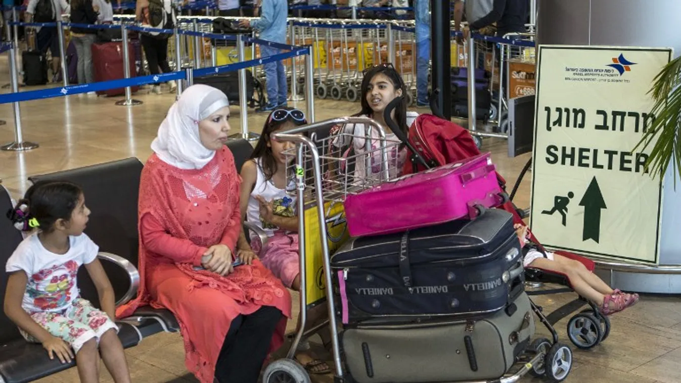 Muszlim utasok várnak a tel-avivi Ben Gurion repülőtéren 