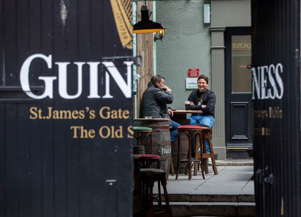 Ireland lockdown
pandemic Horizontal CORONAVIRUS COVID-19 Customers enjoy a Guiness at a table outside a pub in Dublin on October 21, 2020 as Ireland prepares to enter a second national lockdow 