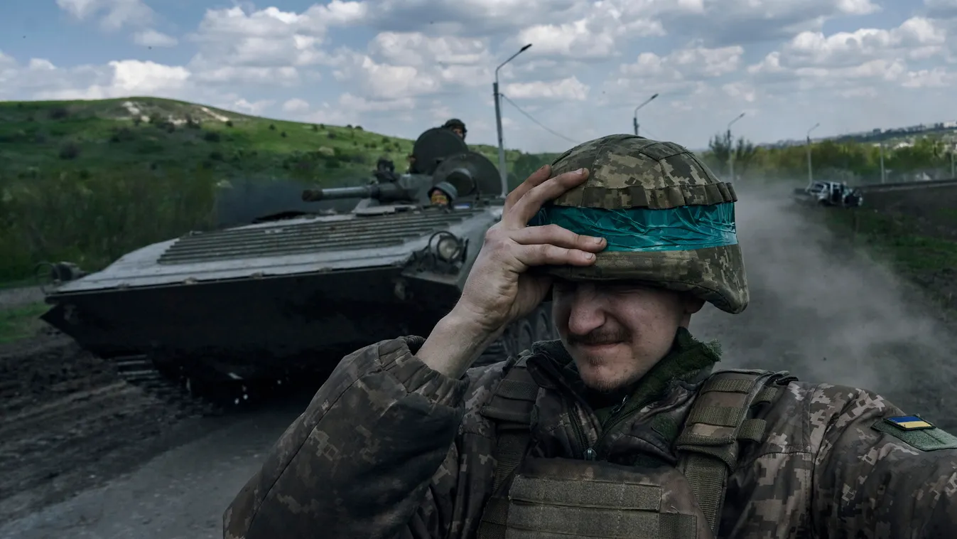 Bahmut, 2023. április 26.
Ukrán katona páncélozott harcjárművön az orosz erők által ostromlott kelet-ukrajnai Bahmutban 2023. április 26-án.
MTI/AP/Libkos 