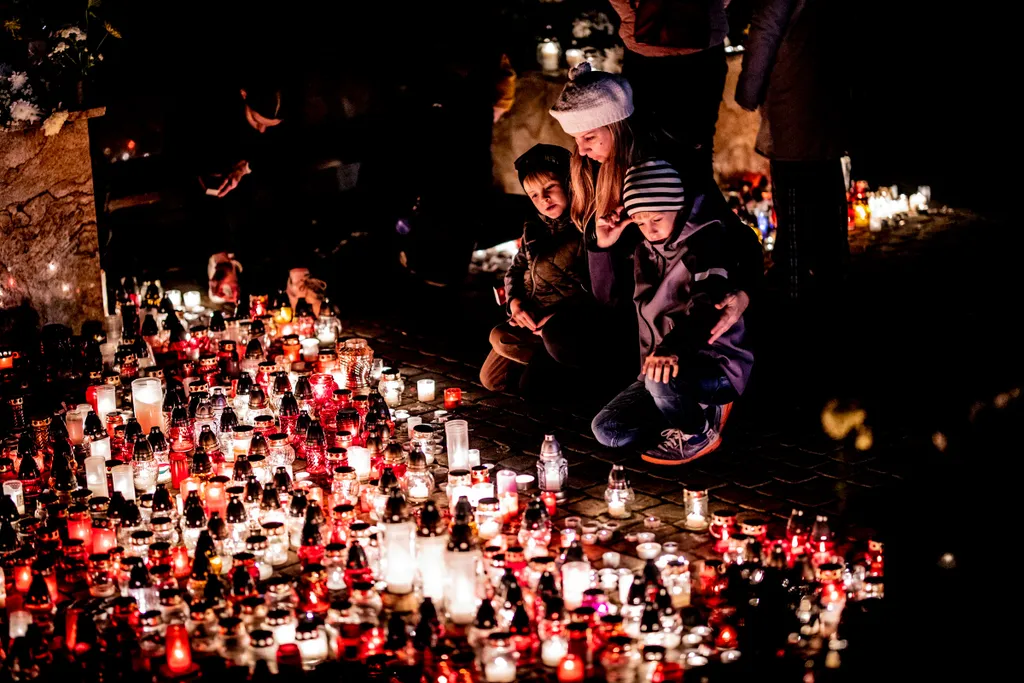 temető, halottak napja, budapest, magyarország, október 30., sír, sírok, Farkasréti, este 