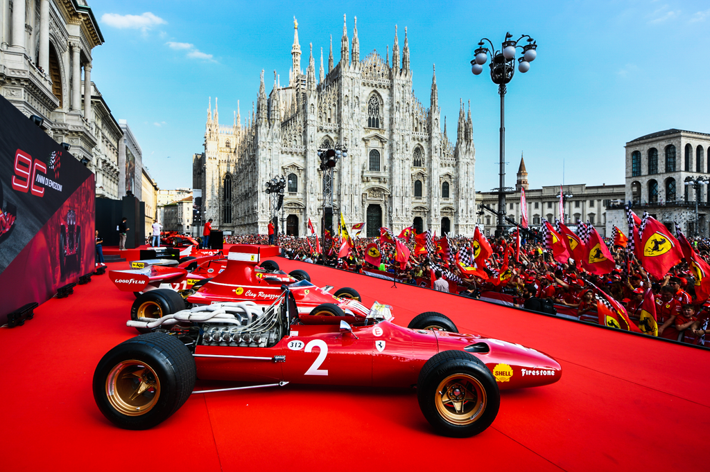 Forma-1, Scuderia Ferrari autók, Piazza del Duomo 