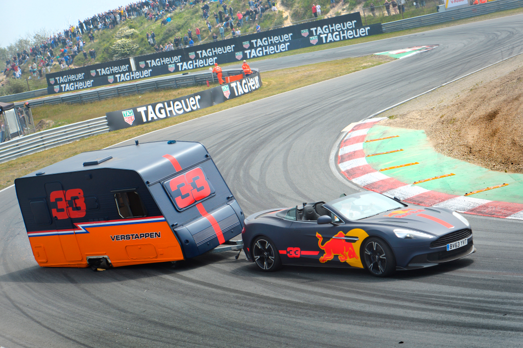 A Forma-1-es Red Bull Racing bemutatója a hollandiai Zandvoortban, Max Verstappen és Daniel Ricciardo, Aston Martin 