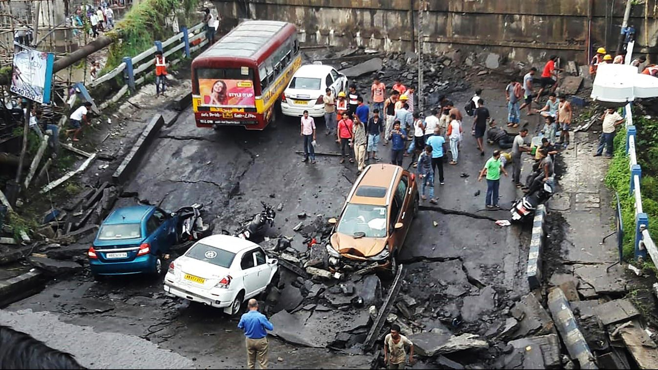 India, Kolkata, híd, hídomlás, baleset 