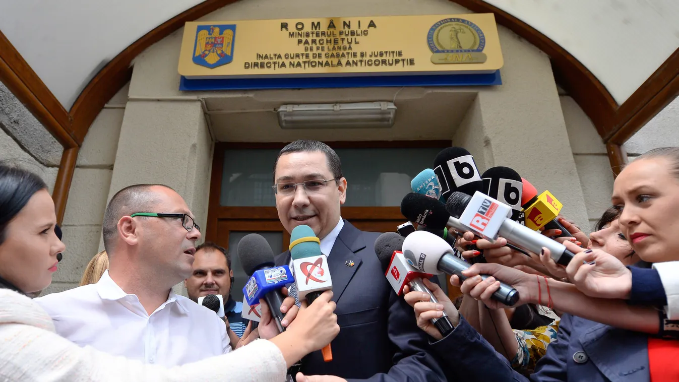PONTA, Victor Bukarest, 2015. június 5.
Victor Ponta román miniszterelnök távozik a román Nemzeti Korrupcióellenes Igazgatóságról (DNA) Bukarestben 2015. június 5-én, miután gyanúsítottként hallgatták ki Dan Sova szociáldemokrata szenátornak, Ponta volt k