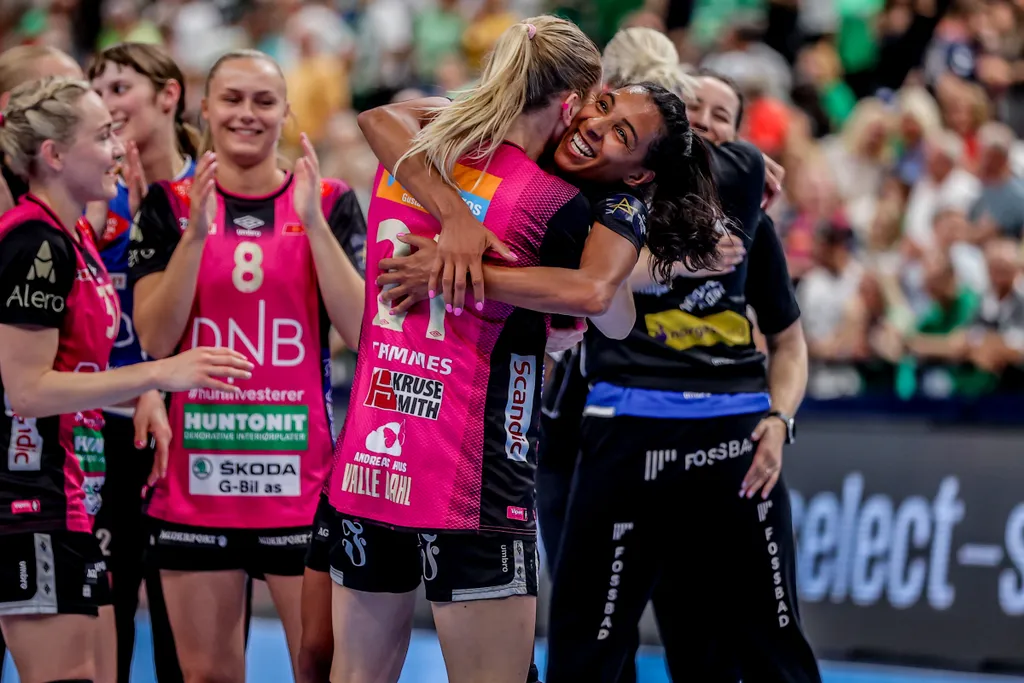 női kézilabda BL Final Four Budapest, MVM Dome, női kézilabda, Bajnokok Ligája négyes döntő, 2023, EHF FINAL4 WOMEN 2023, Győr, győri szurkolók, Győri Audi ETO KC–Vipers Kristiansand, vége 