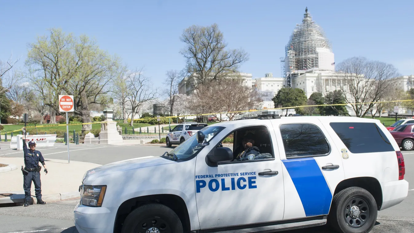 Police officials respond to reports of a shooting at the US Capitol in Washington, DC, April 11, 2015. Shots were fired near the steps of the US Capitol Saturday leading to a lockdown of the building, police said, adding that the threat had been "neutrali