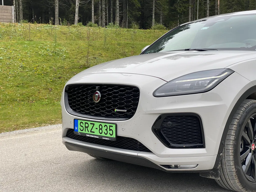 Jaguar E-Pace P300e PHEV teszt 