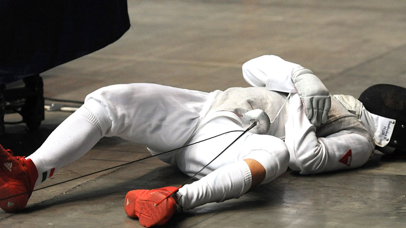 
Szabados Gábor a földön, miután leesett a pástról a kínai Ma Csien-fej  elleni asszóban a budapesti MOL vívó-világbajnokság férfi tőr egyéni versenyén vívott asszóban a Syma Csarnokban