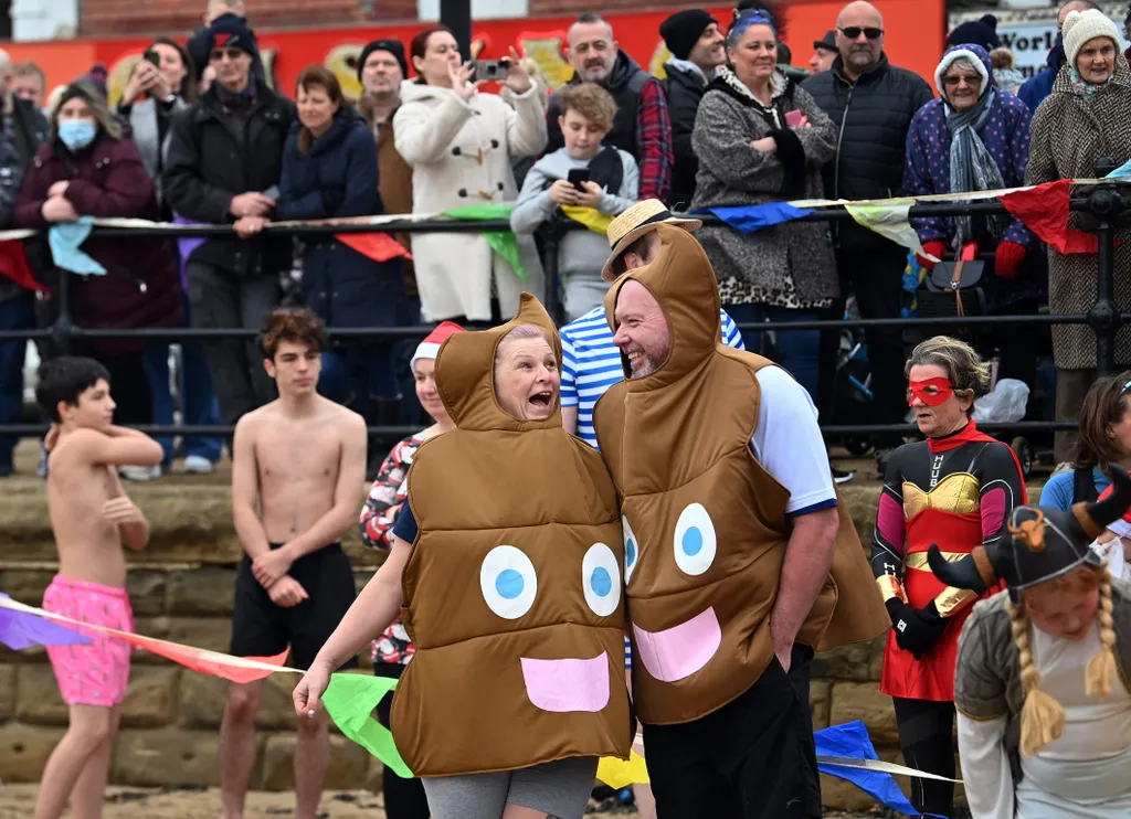 angliai újévi szinesruhában tengerben fürdőzés tradition Horizontal 