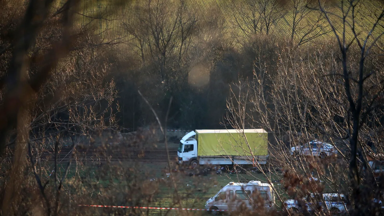 Lokorszko, 2023. február 17.
Holttestek a helyszínen, a Szófia közelében fekvő falu, Lokorszko környékén 2023. február 17-én, miután 18 illegális bevándorló holttestét találták egy teherautón, egy farakomány alatt kialakított rejtekhelyen. A bolgár belügy