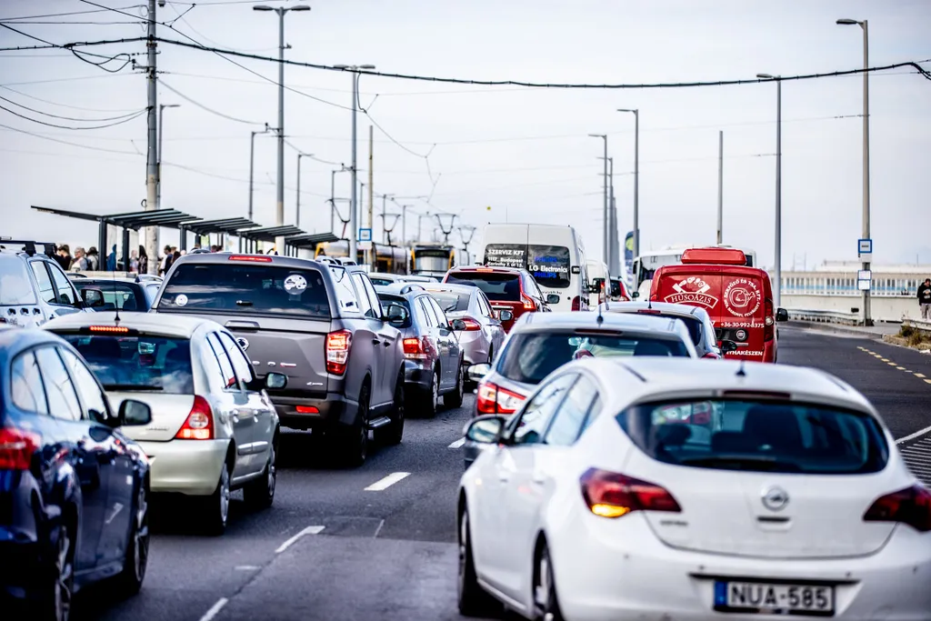 dugó, közlekedés, forgalom, autó, belváros, Budapest, Petőfi híd, pesti rakpart, Szabadság híd, 2021.09.01. 