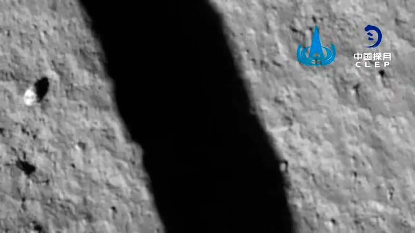 kamerájával landolás közben készített kép a Hold felszínéről 2020. december 1-jén. A szonda leszállóegysége a tervek szerint lyukat fúr a Hold felszínébe, robotkarjával kőzet- és talajmintákat gyűjt, amelyeket visszaszállít a Földre az égitest eredetének 