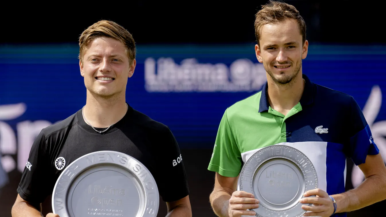 young adult persoon Binnenshuis Vasthouden Glimlachen volwassen Portret Staan wedstrijd Internationaal Toernooi mannen geluk Atleet Vooraanzicht speler EMOTIE Rosmalen TENNISTOERNOOI tennisser sportwedstrijd tennister tennisster tennissers Tenniswedstrijd