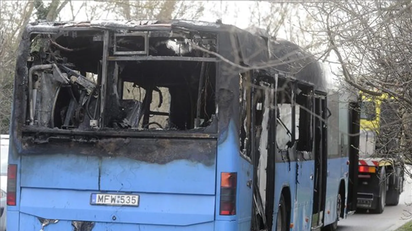 Elvontatnak egy BKV-buszt, amely kiégett Rákoscsabán, a Tóalmás utca és a Tarcsai út kereszteződésénél lévő végállomásonElvontatnak egy BKV-buszt, amely kiégett Rákoscsabán, a Tóalmás utca és a Tarcsai út kereszteződésénél lévő végállomáson 