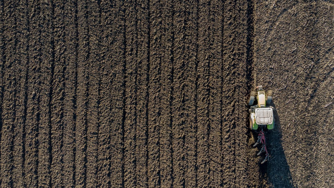 ÉVSZAK felülnézet FOTÓ KÖZLEKEDÉSI ESZKÖZ mezőgazdasági munka munkagép NÉZET szánt szántás szántóföld TÁJ TÁRGY tavasz tavaszi mezőgazdasági munka tavaszi munka termőföld traktor
magyar mezőgazdaság Magyarország 